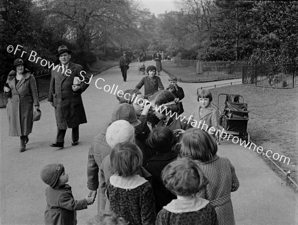 ST STEPHENS GREEN WITH CHILDREN